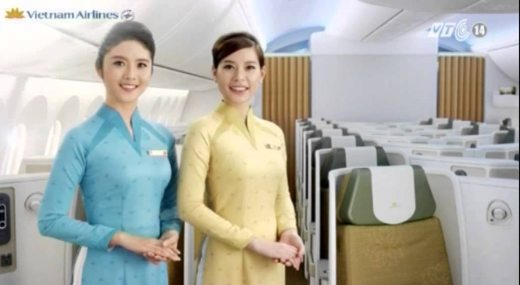 Nhìn điện thoại quá nhiều, nam thanh niên không thể ngẩng đầu